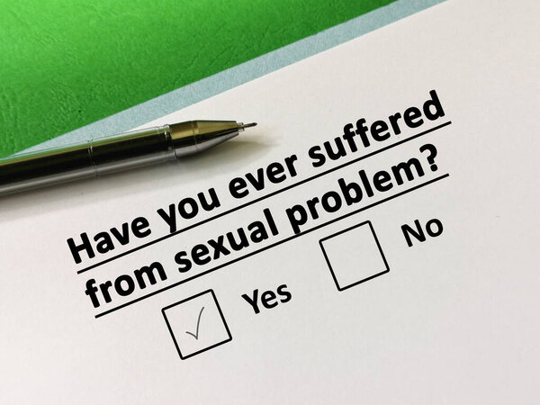 Один человек отвечает на вопрос о здоровье. Человек когда-либо страдал от сексуальной проблемы.