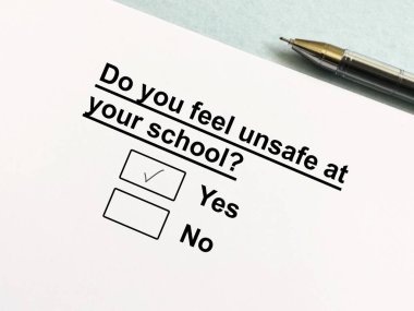 Bir kişi çocuk zorbalığıyla ilgili soruya cevap veriyor. Okulda kendini güvensiz hisseden kişi..