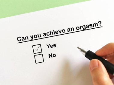 Bir kişi ereksiyon bozukluğuyla ilgili soruya cevap veriyor. İnsan orgazm olabileceğini düşünüyor..