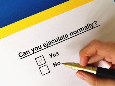 Bir kişi ereksiyon bozukluğuyla ilgili soruya cevap veriyor. İnsan normal bir şekilde boşalabileceğini düşünüyor..