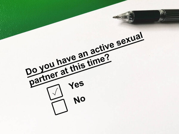 Один человек отвечает на вопрос об эректильной дисфункции. The person has an active sexual partner at this time.