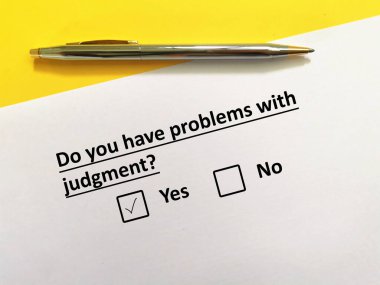 Bir kişi bunama sorusuna cevap veriyor. Yargılama sorunu var..