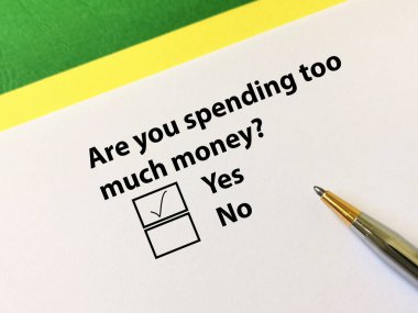 Bir kişi soruya cevap veriyor. Çok fazla para harcadığını düşünüyor..