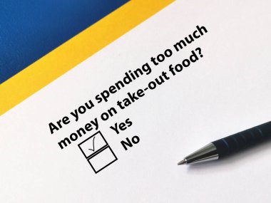 Bir kişi soruya cevap veriyor. Yiyeceğe çok para harcadığını düşünüyor..