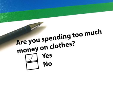 Bir kişi soruya cevap veriyor. Kıyafetlere çok para harcadığını düşünüyor..