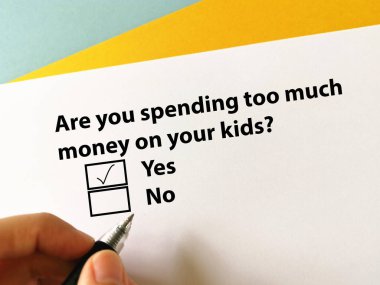 Bir kişi soruya cevap veriyor. Çocuklarına çok para harcadığını düşünüyor..