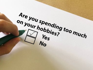 Bir kişi soruya cevap veriyor. Hobilerine çok fazla para harcadığını düşünüyor..