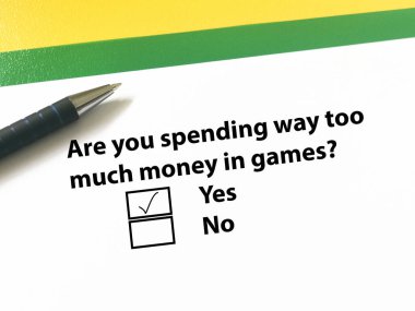 Bir kişi soruya cevap veriyor. Oyunlara çok fazla para harcadığını düşünüyor..