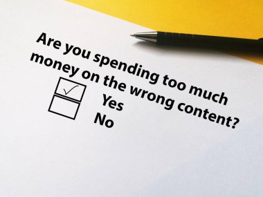 Bir kişi soruya cevap veriyor. Yanlış içeriğe çok fazla para harcadığını düşünüyor..
