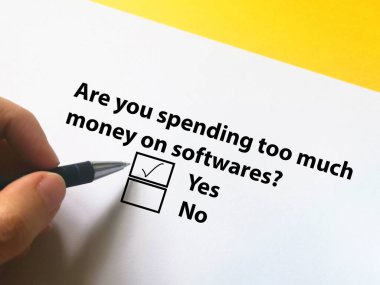 Bir kişi soruya cevap veriyor. Yazılımlar için çok fazla para harcadığını düşünüyor..