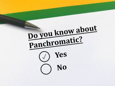Bir kişi uzay teknolojisi hakkındaki soruları cevaplıyor. Pankromatiği biliyor.