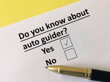 Bir kişi uzay teknolojisi hakkındaki soruları cevaplıyor. Otomobil kılavuzunu biliyor..