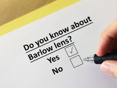 Bir kişi uzay teknolojisi hakkındaki soruları cevaplıyor. Barlow lenslerini biliyor..