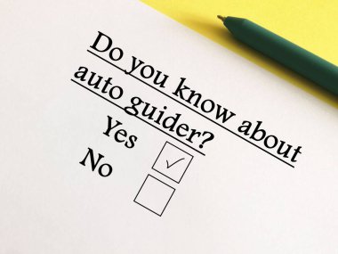 Bir kişi uzay teknolojisi hakkındaki soruları cevaplıyor. Otomobil kılavuzunu biliyor..