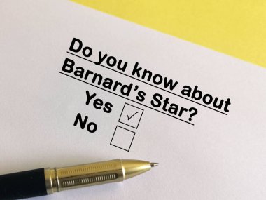 Bir kişi uzay teknolojisi hakkındaki soruları cevaplıyor. Bernard 'ın Yıldızını biliyor..