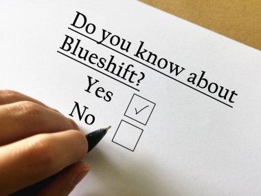 Bir kişi uzay teknolojisi hakkındaki soruları cevaplıyor. Blueshift 'i biliyor.