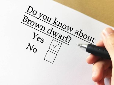 Bir kişi uzay teknolojisi hakkındaki soruları cevaplıyor. Brown Dwaft 'ı biliyor..
