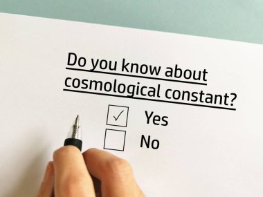 Bir kişi uzay teknolojisi hakkındaki soruları cevaplıyor. Kozmolojik sabiti biliyor..