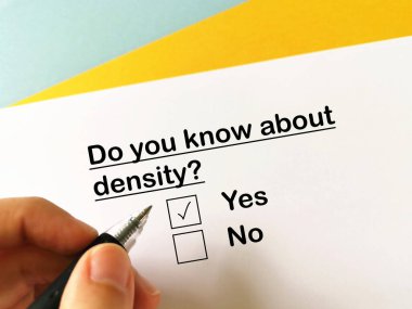 Bir kişi uzay teknolojisi hakkındaki soruları cevaplıyor. Yoğunluğu biliyor..