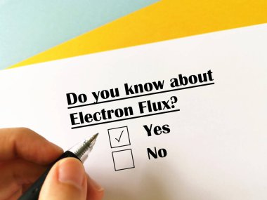 Bir kişi uzay teknolojisi hakkındaki soruları cevaplıyor. Elektron akışını biliyor..