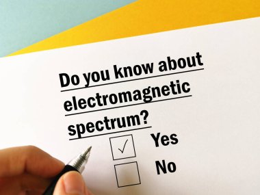 Bir kişi uzay teknolojisi hakkındaki soruları cevaplıyor. Elektromanyetik tayfı biliyor..