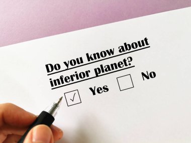 Bir kişi uzay teknolojisi hakkındaki soruları cevaplıyor. Alt gezegen hakkında bilgisi var..