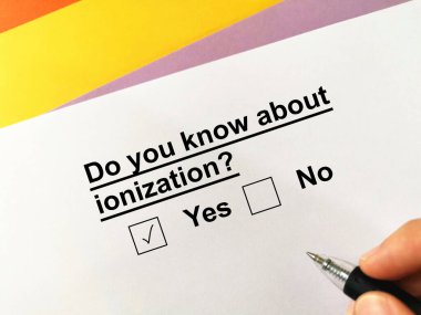 Bir kişi uzay teknolojisi hakkındaki soruları cevaplıyor. İyonlaşmayı biliyor.