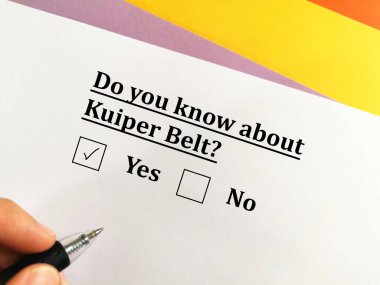 Bir kişi uzay teknolojisi hakkındaki soruları cevaplıyor. Kuiper Kuşağını biliyor..