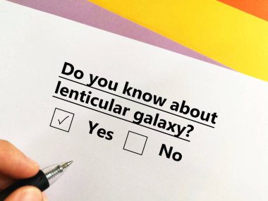 Bir kişi uzay teknolojisi hakkındaki soruları cevaplıyor. Merceksi galaksiyi biliyor..