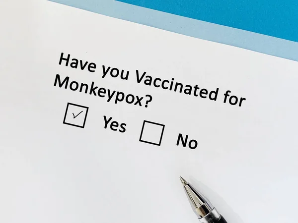 一个人在回答关于猴痘感染的问题 他接种了猴痘疫苗 — 图库照片