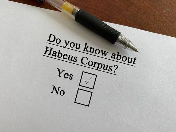 One Person Answering Question Politics Knows Habeus Corpus — Foto de Stock