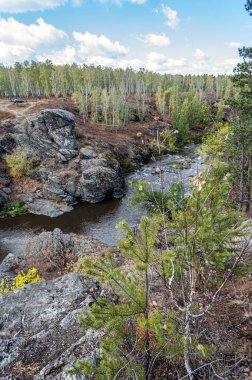 Rusya 'nın Güney Urallar şehrinin Chelyabinsk kenti yakınlarındaki Balandino köyü yakınlarındaki Miass Nehri' nin dik orman kıyıları.