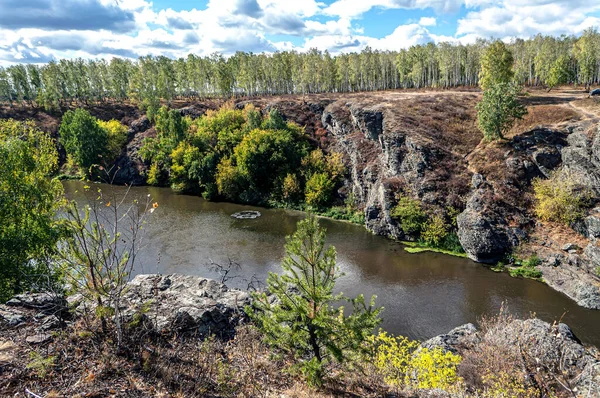 俄罗斯南乌拉尔州车里雅宾斯克市附近Balandino村附近Miass河陡峭的森林河岸 — 图库照片