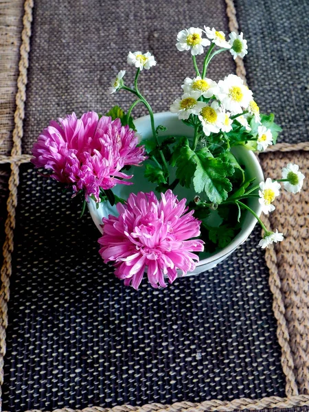 Beautiful Little Bouquet Purple Asters Flowers Similar Romomile Cup Table — стоковое фото