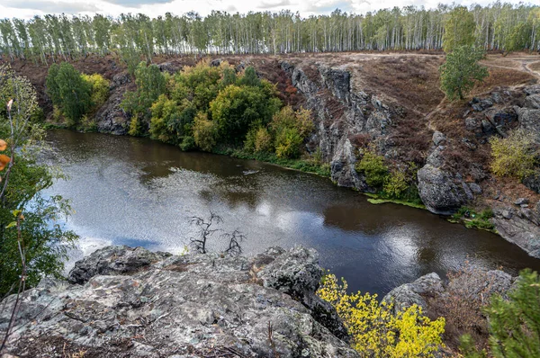 俄罗斯南乌拉尔州车里雅宾斯克市附近Balandino村附近Miass河陡峭的森林河岸 — 图库照片