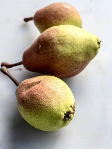 桌上放些新鲜的成熟多汁梨 — 图库照片