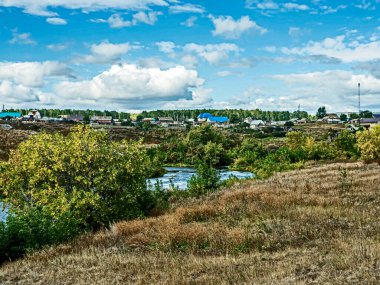 Güney Urallar 'da güzel bir sonbahar manzarası var. Prokhorovo köyü yakınlarındaki mermer ocağı bölgesinde.