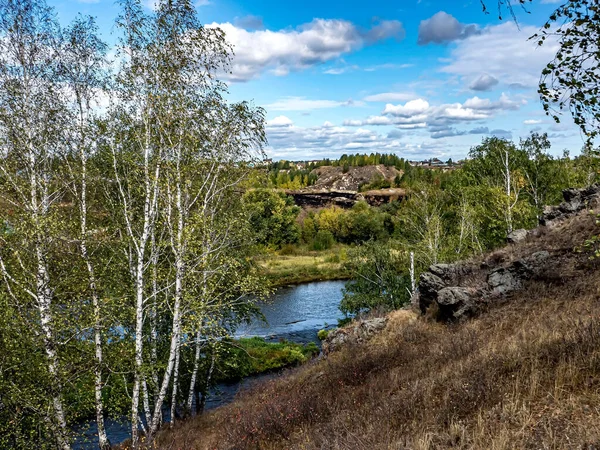 乌拉尔南部美丽的风景如画的秋天风景 靠近Prokhorovo村的大理石采石场地区 — 图库照片