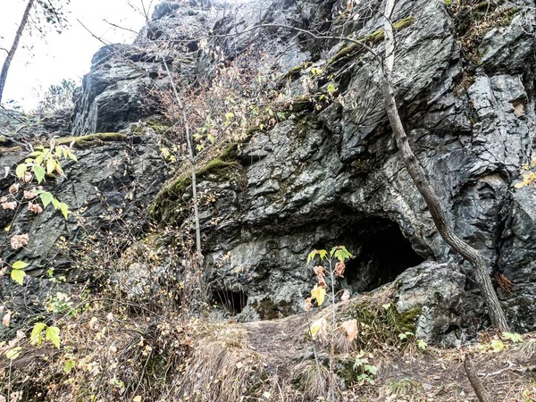 Печери Базальтових Скелях Берегах Річки Міас Поблизу Села Баландіно Південний — стокове фото