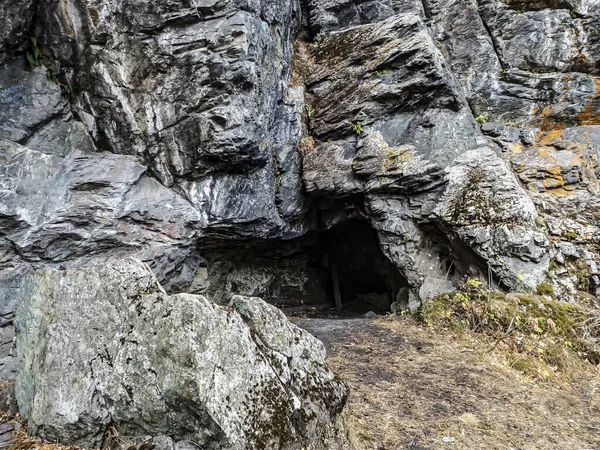 Grottes Dans Des Roches Basalte Sur Les Rives Rivière Miass — Photo