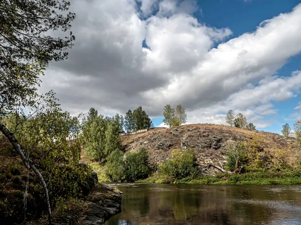 Malebné strmé břehy řeky Miass — Stock fotografie