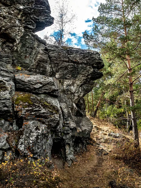 Cavernas em rochas de basalto perto do Balandino — Fotografia de Stock