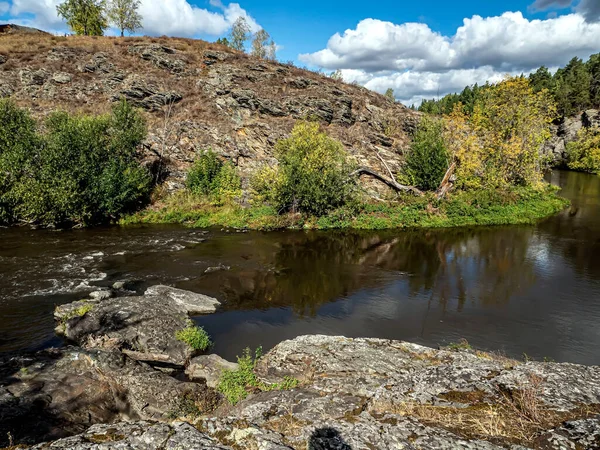 Malebné strmé břehy řeky Miass — Stock fotografie