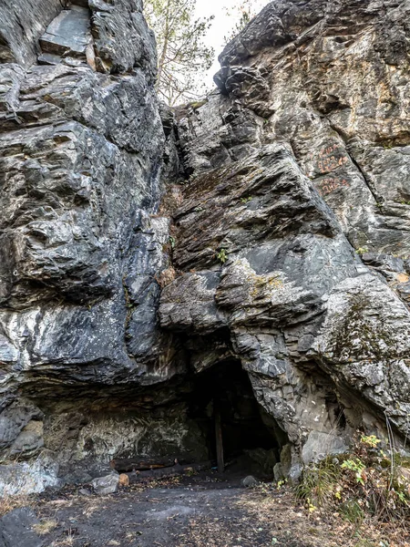 Grotten Basaltrotsen Aan Oevers Van Rivier Miass Bij Het Dorp — Stockfoto