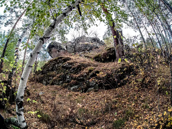 Basalt Βράχους Στις Όχθες Του Ποταμού Miass Κοντά Στο Χωριό — Φωτογραφία Αρχείου