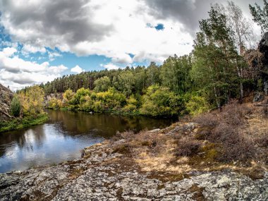 Miass Nehri kıyısında Chelyabinsk kenti yakınlarındaki Balandino köyü, sonbahar, Güney Urallar, Rusya