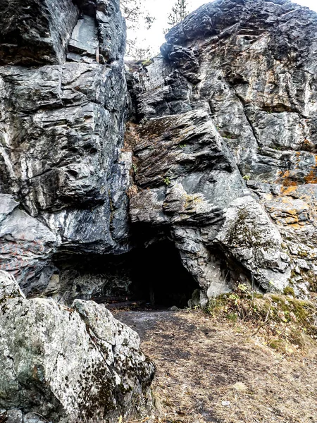Grottes Dans Des Roches Basalte Sur Les Rives Rivière Miass — Photo
