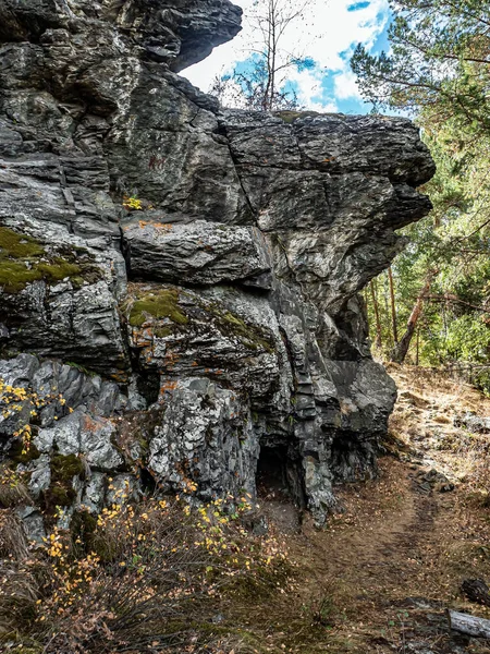 Cavernas Rochas Basálticas Nas Margens Rio Miass Perto Aldeia Balandino — Fotografia de Stock