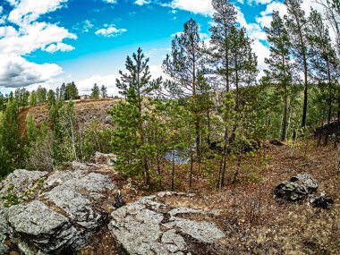 Miass Nehri kıyısında Chelyabinsk kenti yakınlarındaki Balandino köyü, sonbahar, Güney Urallar, Rusya