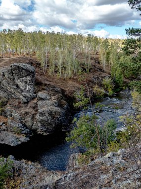 Solda Çan Kulesi kayası, Miass Nehri 'nin dik kıyıları Chelyabinsk, Güney Urallar, Rusya yakınlarındaki Balandino köyü yakınlarında.